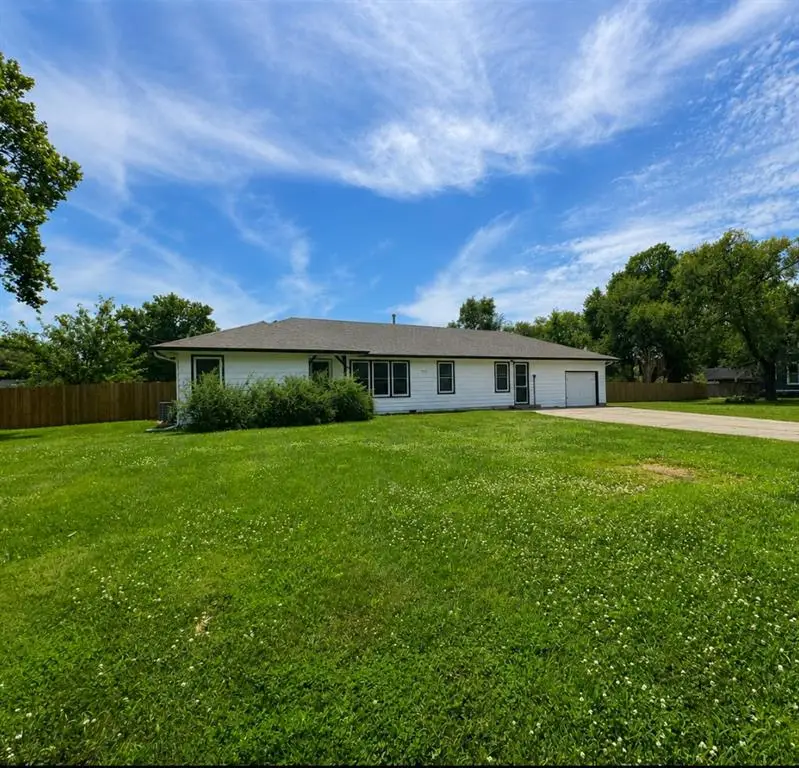 905 E Osage Street, Paola, KS 66071 - #1