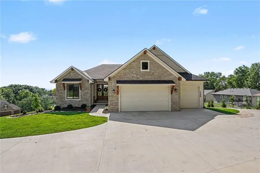 10200 River Hills Drive, Parkville, MO 64152 - #2