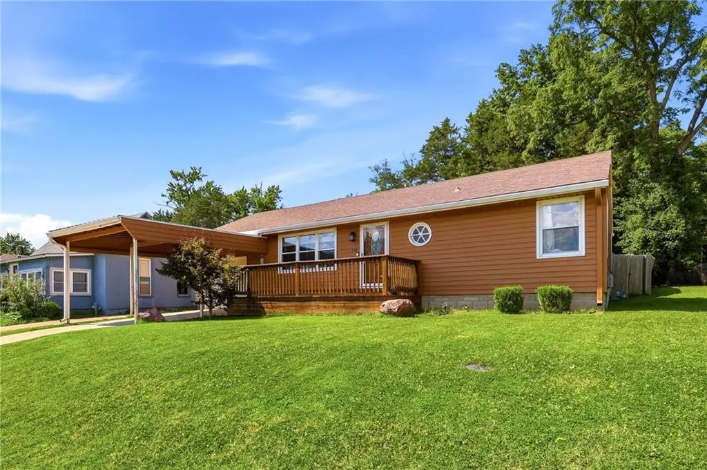 304 2nd Street, Smithville, MO 64089 - #1