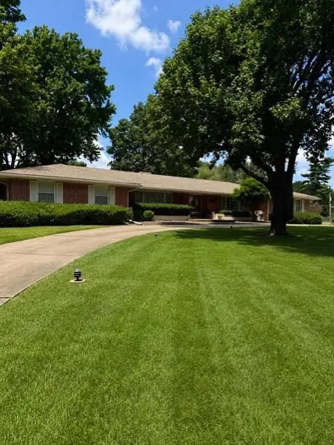 10120 Wenonga Lane, Leawood, KS 66206