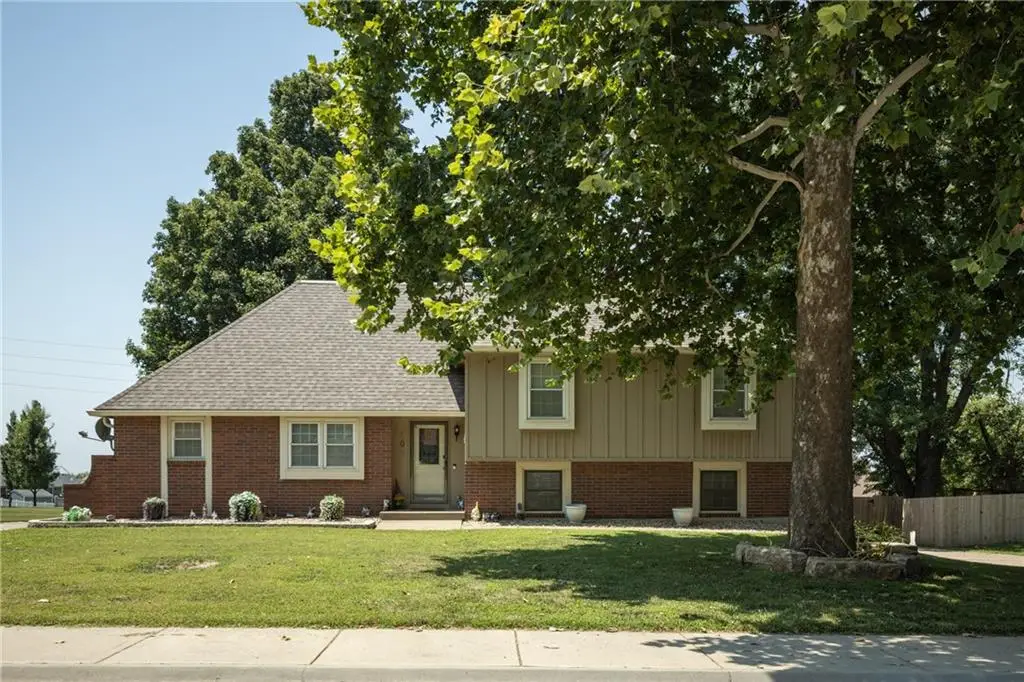 404 S Sunset Lane, Raymore, MO 64083 - #1