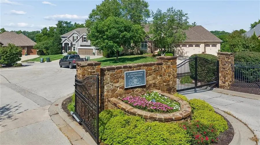 5870 Chateau Court, Parkville, MO 64152 - #2