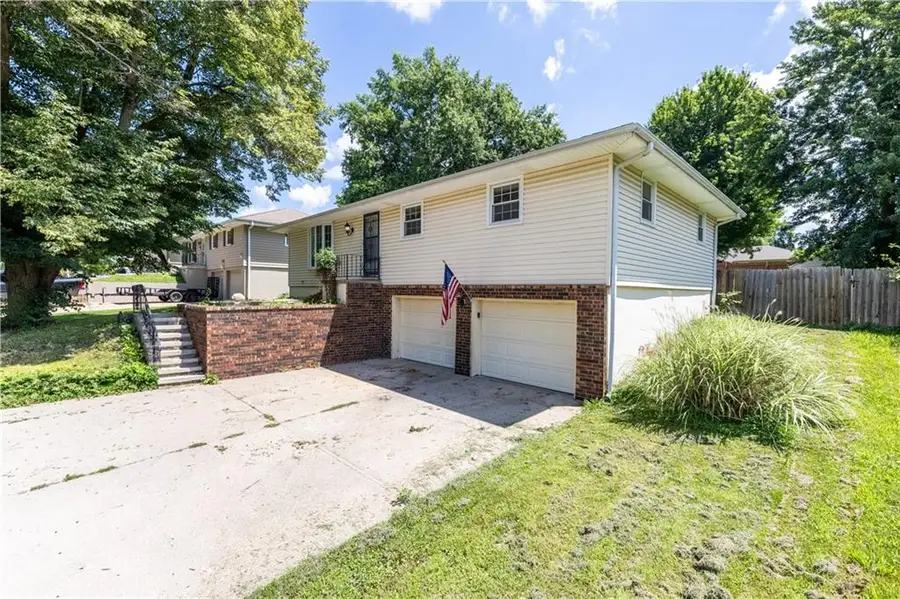 2209 N Leonard Road, Saint Joseph, MO 64506 - #2