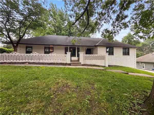 4321 NW Briarcliff Lane, Kansas City, MO 64116