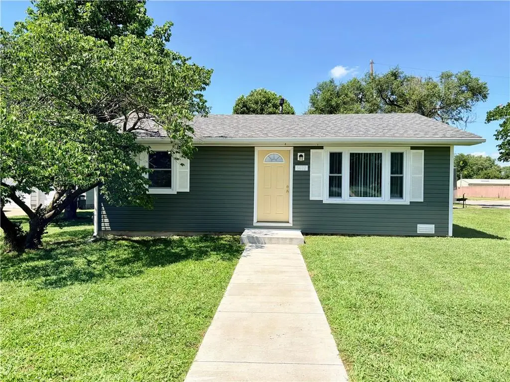 1402 W Walnut Street, Nevada, MO 64772 - #1