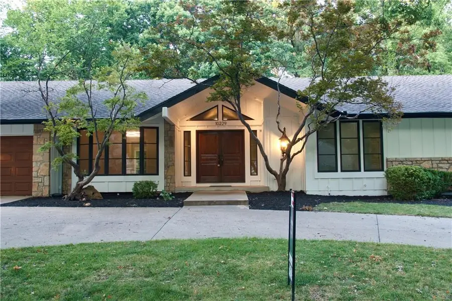 10229 Hemlock Drive, Overland Park, KS 66212 - #2