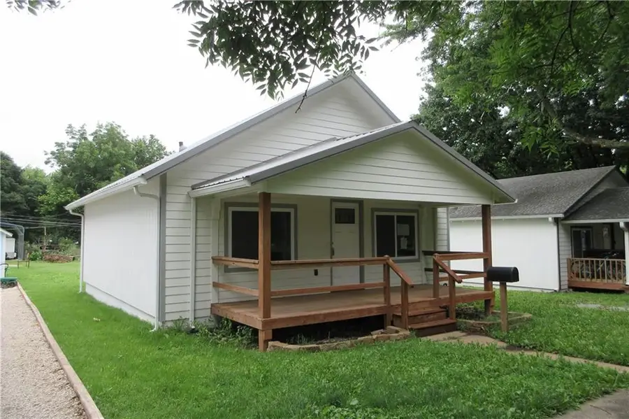 327 W 9th Avenue, Garnett, KS 66032 - #2