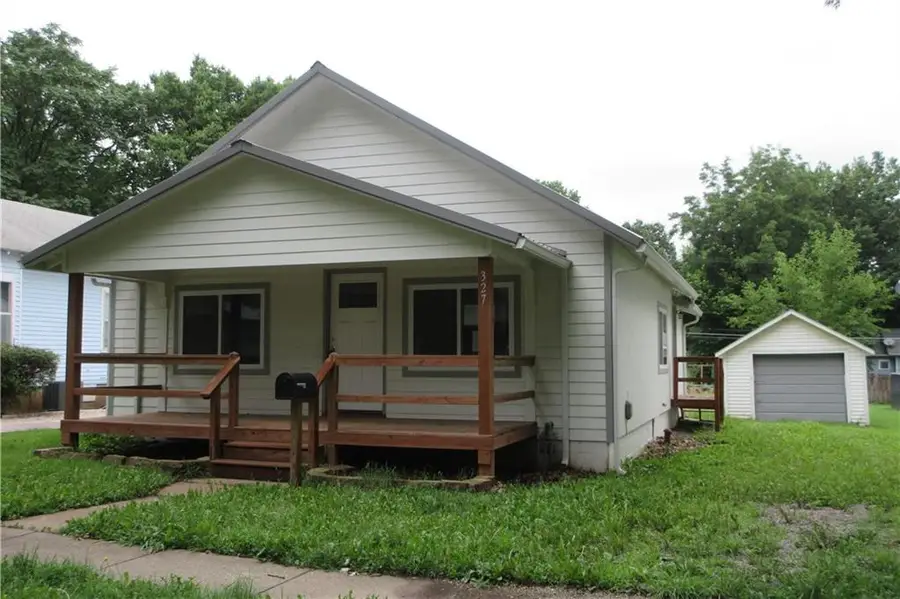 327 W 9th Avenue, Garnett, KS 66032 - #3
