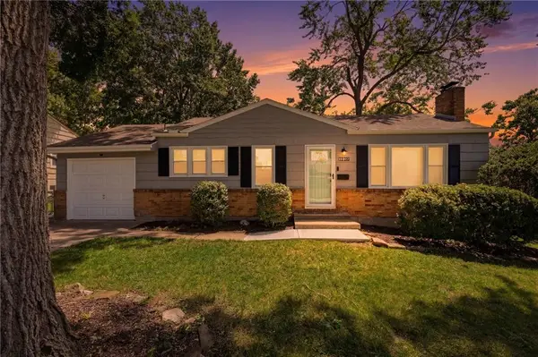 7423 Glenwood Lane, Overland Park, KS 66204