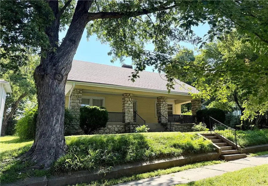1011 S 5th Street, Leavenworth, KS 66048 - #3