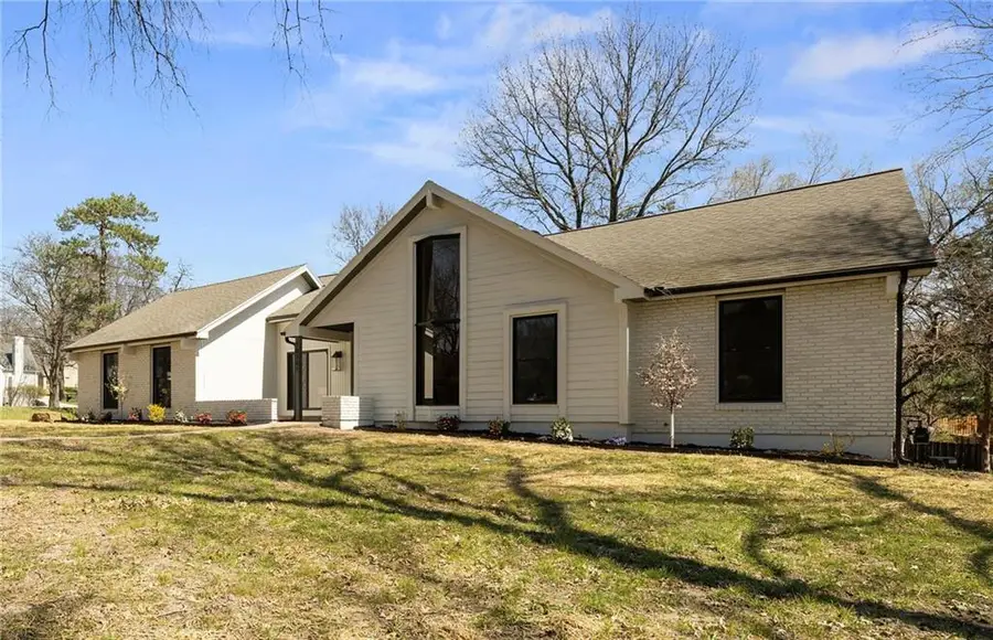 10301 Howe Drive, Leawood, KS 66206 - #2