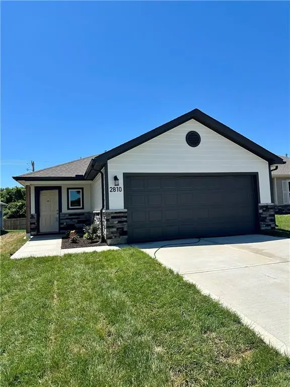 2810 Woodfield Drive, Tonganoxie, KS 66086