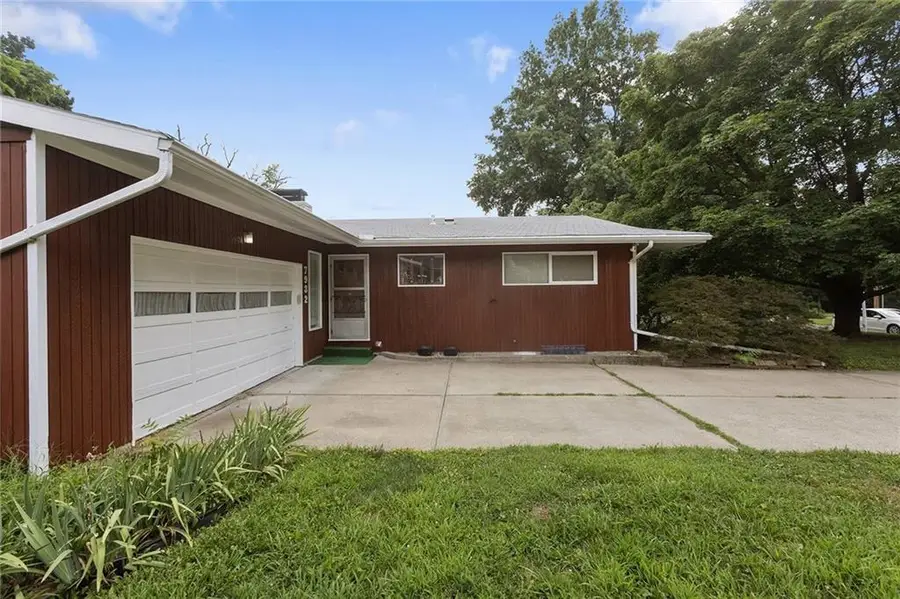 7932 Shawnee Drive, Overland Park, KS 66212 - #3