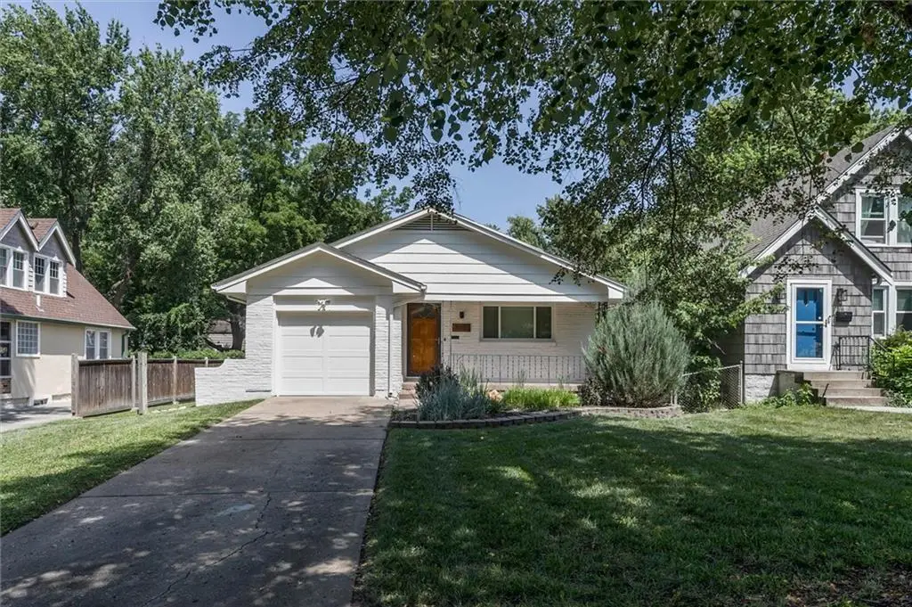 8239 Ward Parkway Plaza, Kansas City, MO 64114 - #1