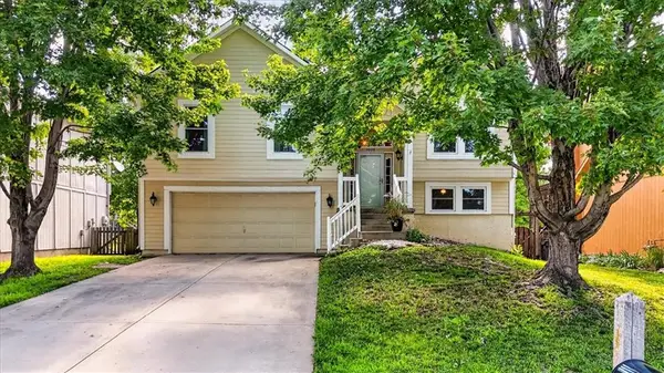 1028 N Crest Drive, Olathe, KS 66061