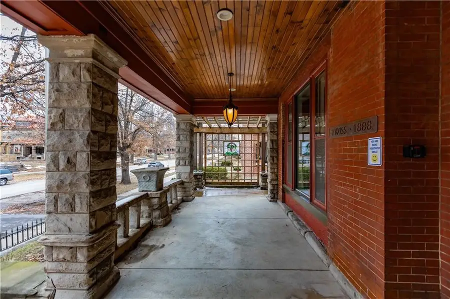 425 Gladstone Boulevard, Kansas City, MO 64124 - #2