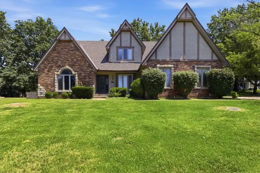 2227 SW Park Avenue Circle, Blue Springs, MO 64014 - #2