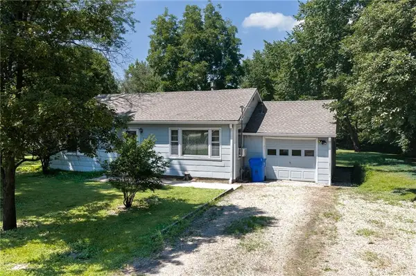 127 W 3rd Street, Tonganoxie, KS 66086