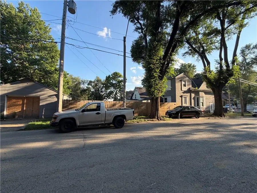 301 Myrtle Avenue, Kansas City, MO 64124 - #3