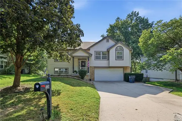 528 NW 41st Street, Blue Springs, MO 64015