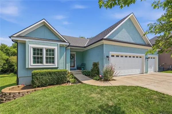 1221 SW Sunflower Drive, Lee's Summit, MO 64081