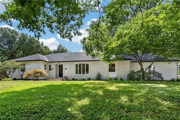 8224 Linden Drive, Prairie Village, KS 66208