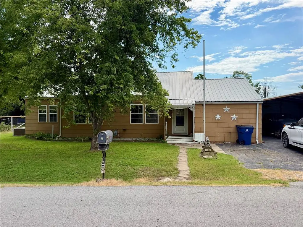 1900 Home Circle Street, Coffeyville, KS 67337 - #1