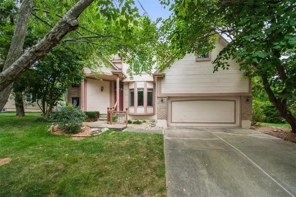 2823 S Stoneridge Drive, Blue Springs, MO 64015