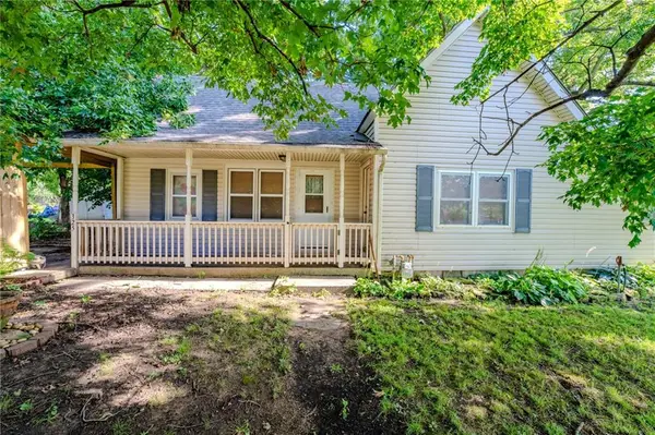325 W Montgomery Street, Thayer, KS 66776