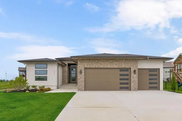 2146 SW Tracker Lane, Lee's Summit, MO 64082