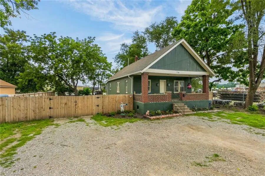 738 N Garland Avenue, Kansas City, MO 64120 - #2