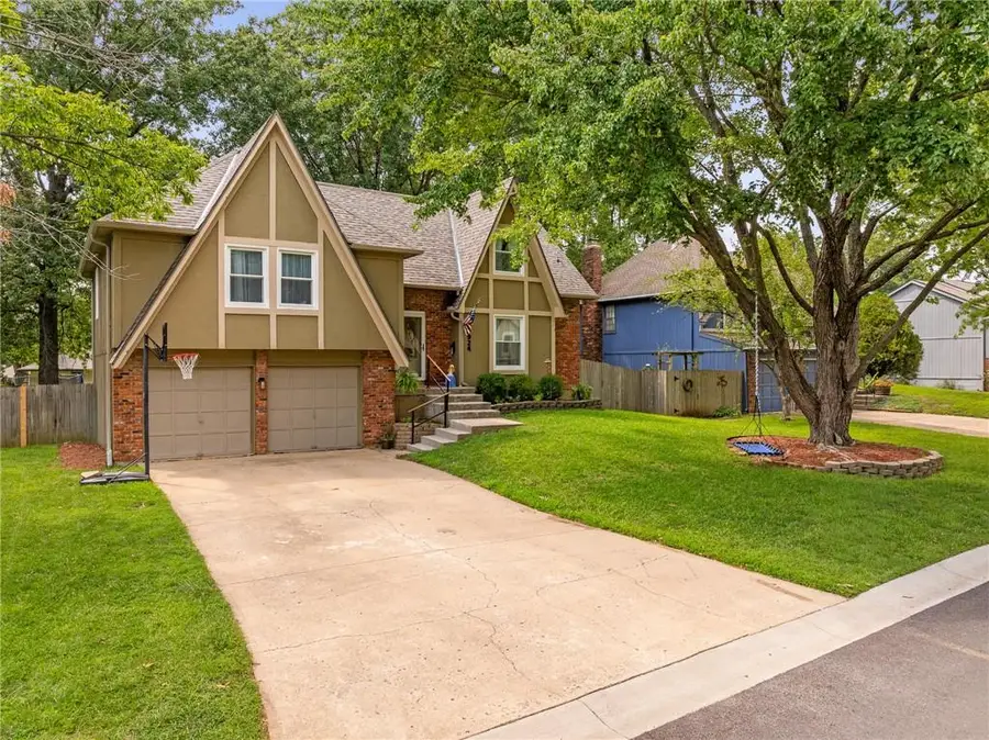 13924 S Tomahawk Drive, Olathe, KS 66062 - #2