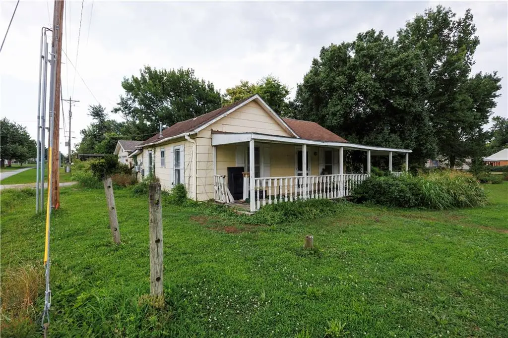 1420 N 4th Street, Neodesha, KS 66757 - #1