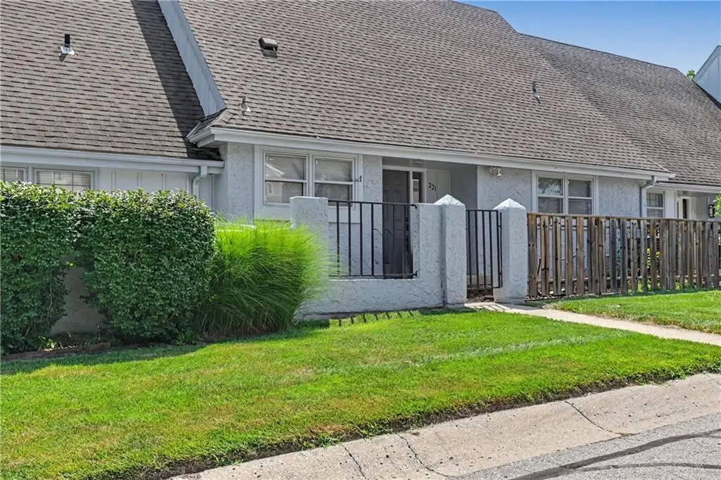 221 Woodbridge Lane, Kansas City, MO 64145 - #1