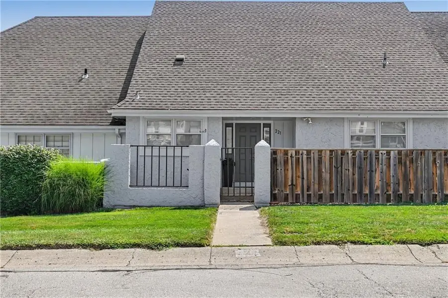 221 Woodbridge Lane, Kansas City, MO 64145 - #2