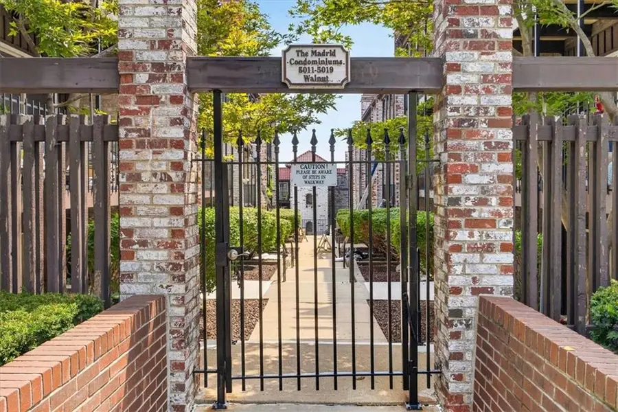 5019 Walnut Street #E, Kansas City, MO 64112 - #2
