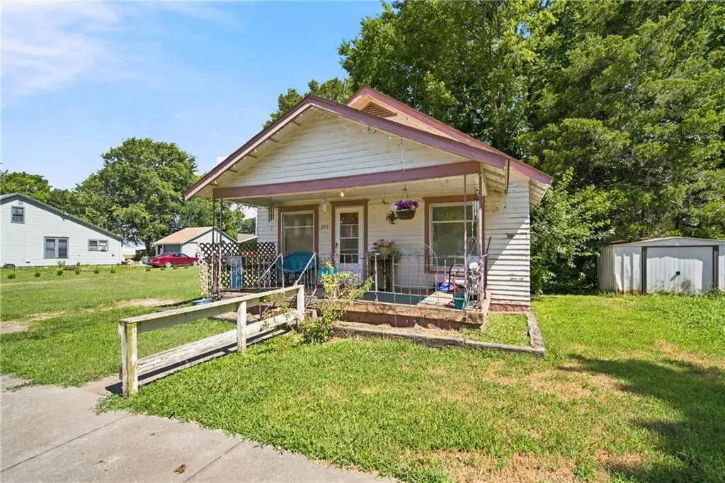 243 E 5th Avenue, Garnett, KS 66032 - #1