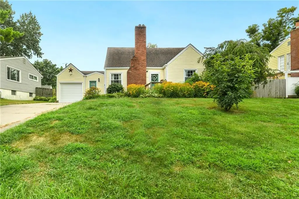 415 NE Moreland Drive, Oakwood Park, MO 64118 - #1
