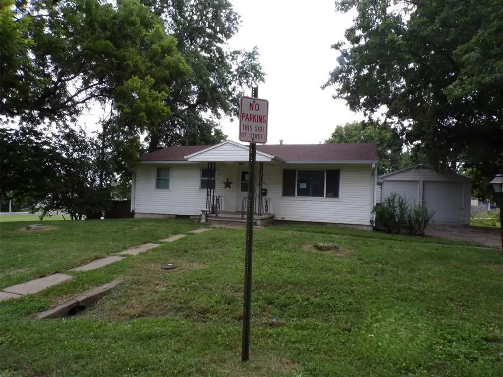 107 Kansas Avenue, Hiawatha, KS 66434 - #1