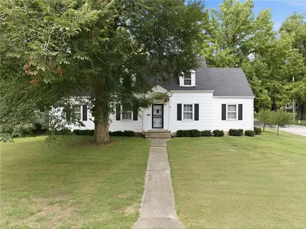 1204 E Walnut Street, Harrisonville, MO 64701