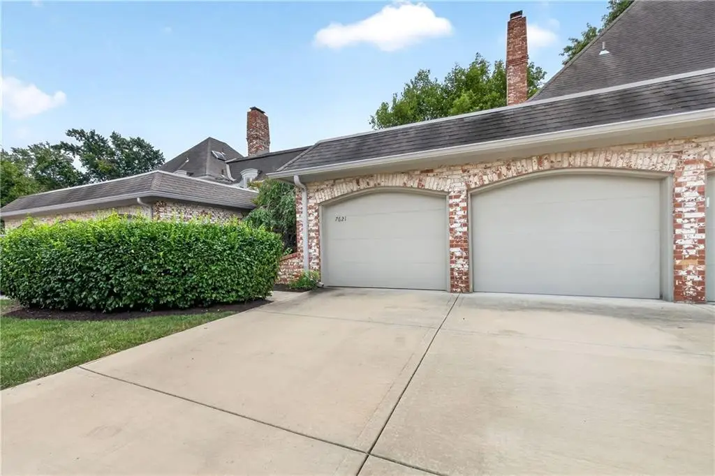 7621 W 102nd Street, Overland Park, KS 66212 - #1