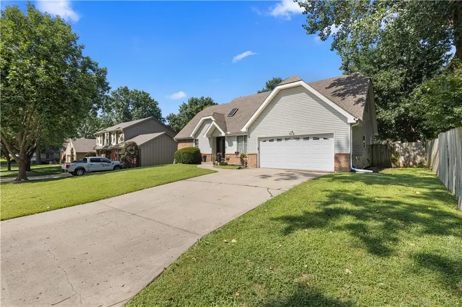 6516 Rosehill Road, Shawnee, KS 66216 - #2