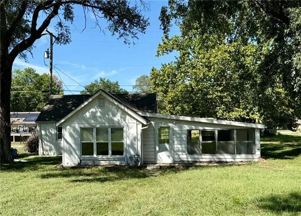 215 W 3rd Street, Tonganoxie, KS 66086 - #1