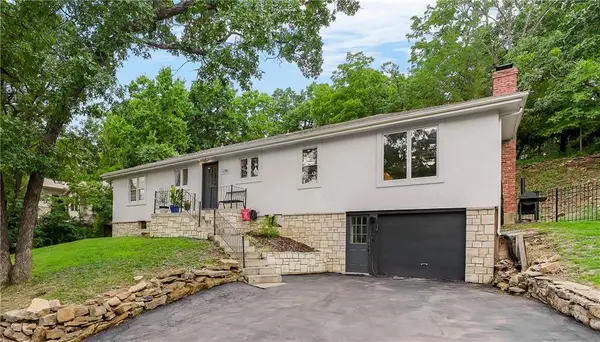 170 W Terrace Trail Street, Lake Quivira, KS 66217