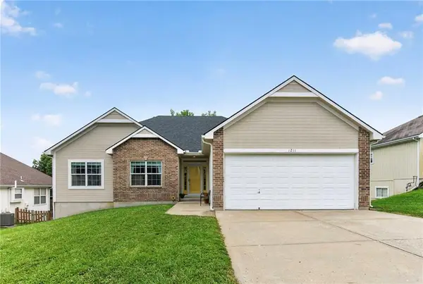 1211 NW Baytree Drive, Grain Valley, MO 64029