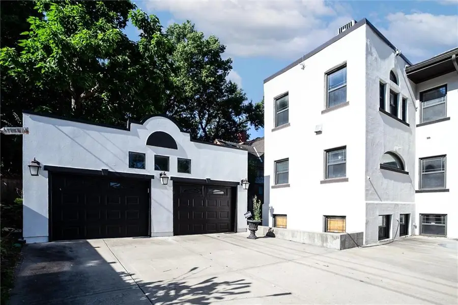 401 E 36th Street, Kansas City, MO 64109 - #3