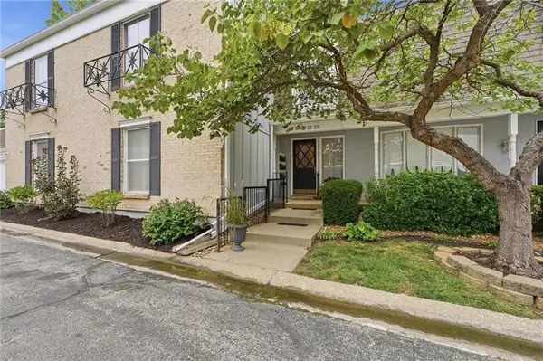 8721 Riggs Lane, Overland Park, KS 66212
