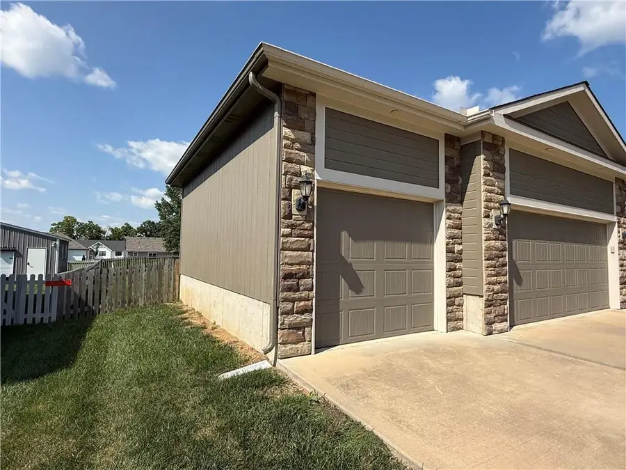 3817 SW Briarwood Oaks Drive, Blue Springs, MO 64015 - #3