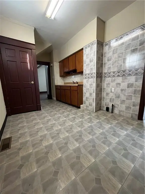 3907 E 9th Street, Kansas City, MO 64127 - #3