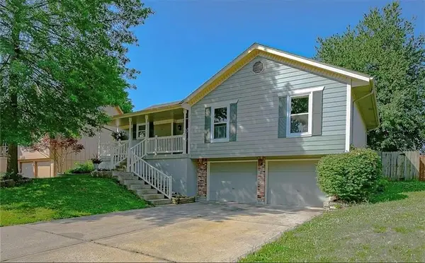 2121 NW Hidden Pointe Court, Blue Springs, MO 64015